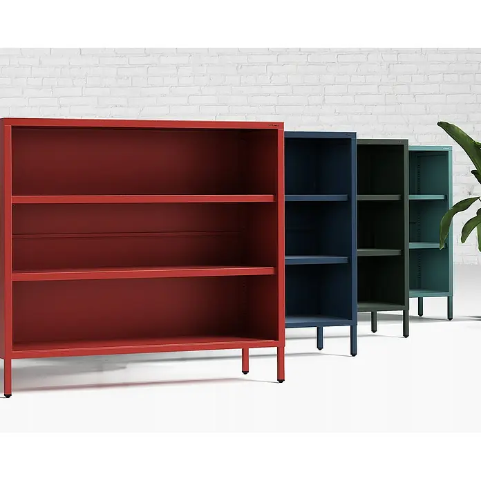 Jan Nowak Bücherregal Luca - B x T x H: 100 x 35 x 90 cm, Meeresgrün - Dieses Bild zeigt eine Reihe von farbigen Metallregalen vor einer Ziegelwand, die stilvolle Aufbewahrungslösungen bieten.