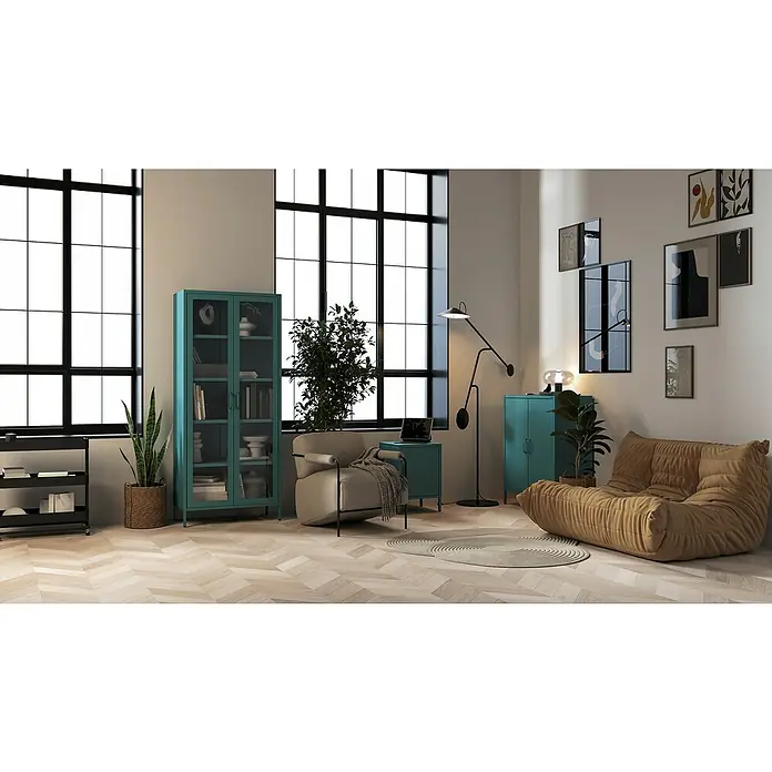 Jan Nowak Nachttisch Mia - L x B x H: 40 x 42,4 x 59,5 cm, Meeresgrün - Einladender Wohnraum mit einem lässigen, beigen Sofa, ergänzt durch einen stilvollen Sessel, grüne Akzentmöbel und dekorative Kunst an der Wand.