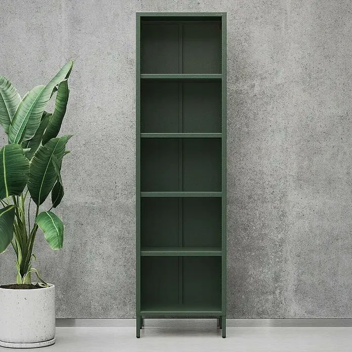Jan Nowak Bücherregal Mario - B x T x H: 50 x 35 x 180 cm, Flaschengrün - Das Bild zeigt ein schlankes, grünes Bücherregal mit fünf Regalböden vor einer grauen Wand, neben einer Pflanze.