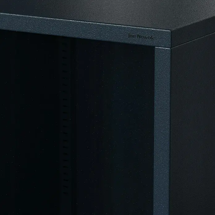 Jan Nowak Bücherregal Luca - B x T x H: 100 x 35 x 90 cm, Dunkelblau - Nahaufnahme eines robusten Jan Nowak Metallschranks, ideal für Büro oder Werkstatt.