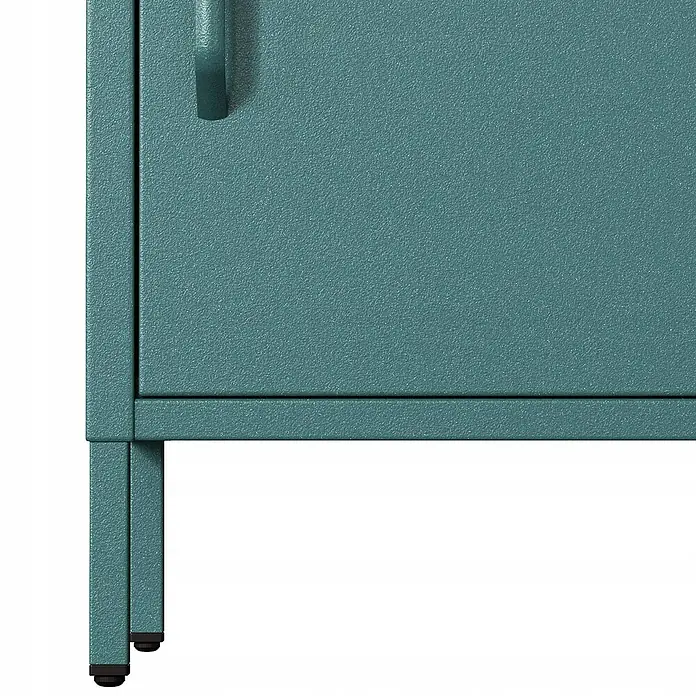 Jan Nowak Nachttisch Mia - L x B x H: 40 x 42,4 x 59,5 cm, Meeresgrün - Nahaufnahme eines blauen Metallschranks mit Griff und Füßen, der ein robustes und modernes Design zeigt.