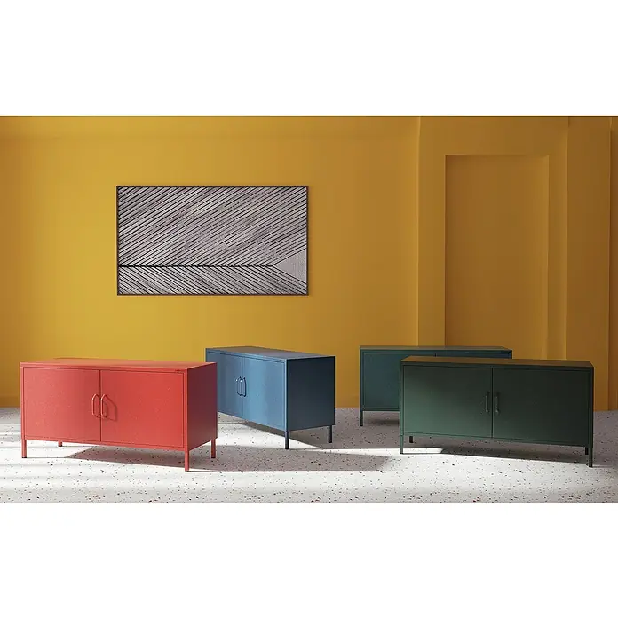 Jan Nowak TV-Schrank Rosa - H x B x T: 59,5 x 115 x 40 cm, Flaschengrün - Buntes Interieur mit einem roten, blauen und zwei grünen Metallschränken vor einer gelben Wand und einem abstrakten Bild.