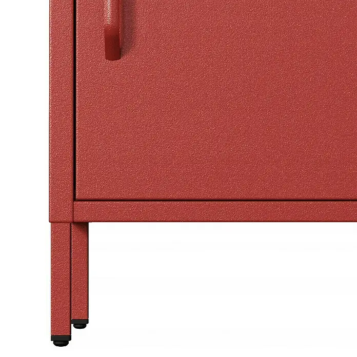 Jan Nowak Nachttisch Mia - L x B x H: 40 x 42,4 x 59,5 cm, Rot - Nahaufnahme eines roten Metallschranks mit Griff, der Robustheit und industrielles Design vereint.