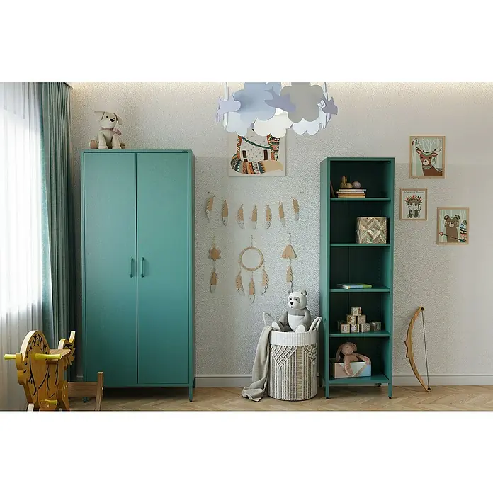 Jan Nowak Bücherregal Mario - B x T x H: 50 x 35 x 180 cm, Meeresgrün - Ein Kinderzimmer mit einem mintgrünen Kleiderschrank, einem Regal und verspielter Dekoration, ideal für ein gemütliches Ambiente.
