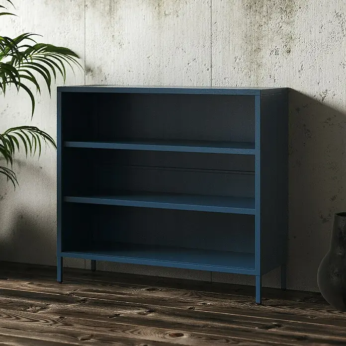 Jan Nowak Bücherregal Luca - B x T x H: 100 x 35 x 90 cm, Dunkelblau - Ein dunkelblaues Bücherregal mit drei Fächern steht vor einer Wand. Das Regal hat schlanke Beine und bietet viel Stauraum.