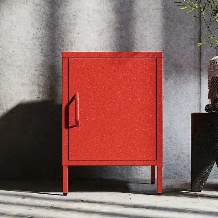 Jan Nowak Nachttisch Mia - L x B x H: 40 x 42,4 x 59,5 cm, Rot - Roter Metallschrank mit Griff und vier Beinen vor einer grauen Wand. Stilvolles Möbelstück für Büro oder Zuhause.