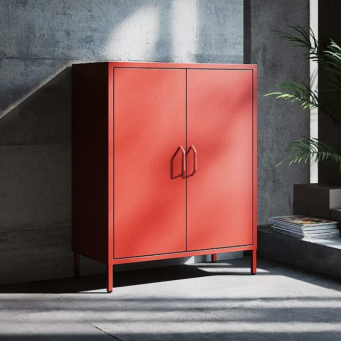 Jan Nowak Kommode Vito - B x T x H: 80 x 40 x 101,5 cm, Rot - Roter Metallschrank mit zwei Türen vor einer Betonwand. Das Möbelstück ist schlicht und modern gestaltet.