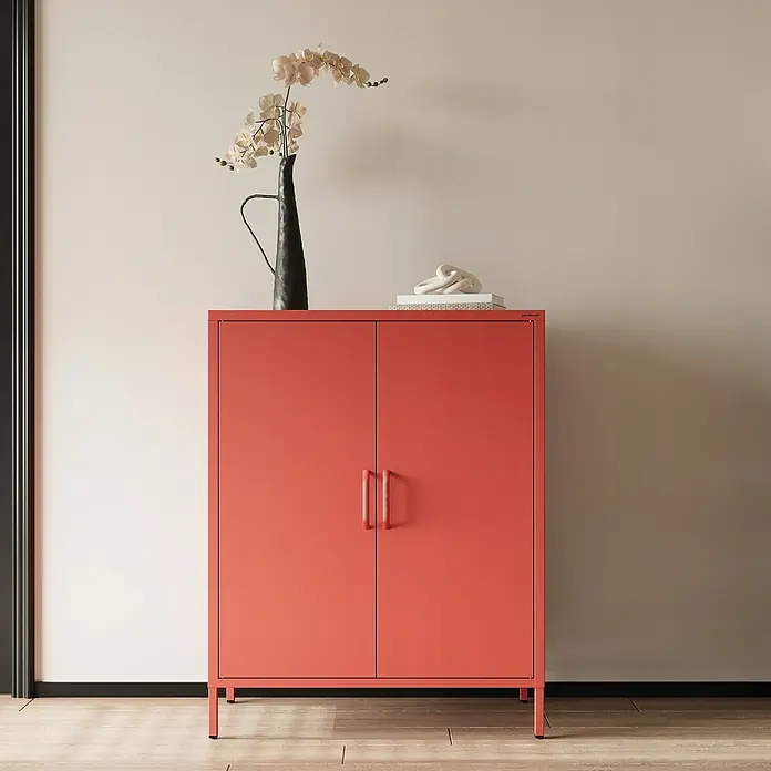 Jan Nowak Kommode Vito - B x T x H: 80 x 40 x 101,5 cm, Rot - Dieses Bild zeigt einen stilvollen, korallenroten Jan Kurtz Schrank mit zwei Türen, ideal für moderne Wohnräume.