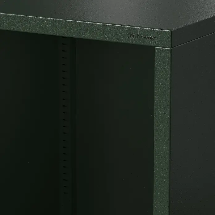Jan Nowak Bücherregal Mario - B x T x H: 50 x 35 x 180 cm, Flaschengrün - Nahaufnahme eines Jan Nowak Metallschranks in stilvollem Grün, ideal für Büro oder Werkstatt.