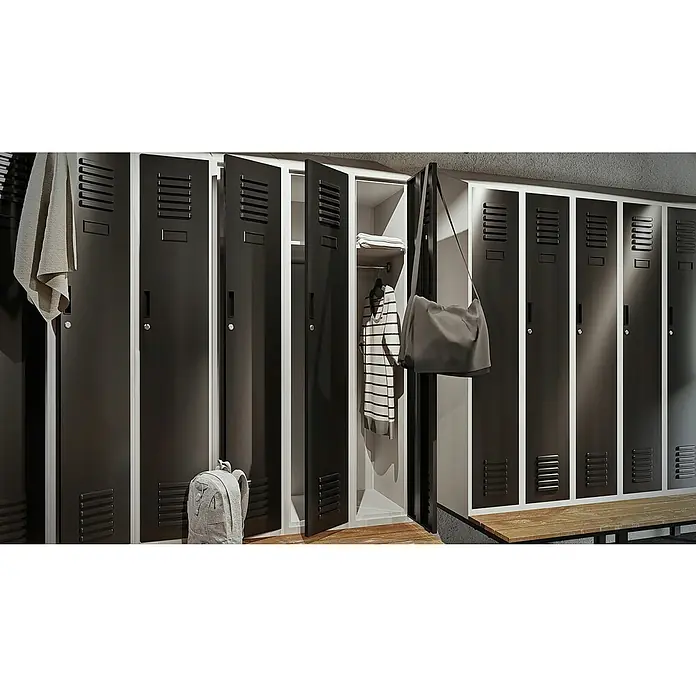 Jan Nowak Spind Kacper II Pro - H x B x T: 229,5 x 60 x 85 cm, Anzahl Türen: 2 Stk. - Reihe von schwarzen Spindschränken mit offenen Türen und Gegenständen wie Handtuch, Rucksack und Tasche.