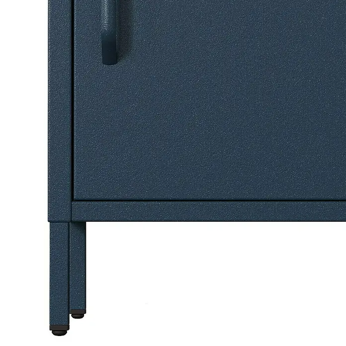 Jan Nowak Nachttisch Mia - L x B x H: 40 x 42,4 x 59,5 cm, Dunkelblau - Detailaufnahme eines blauen Metallschranks mit Griff und Füßen. Der Schrank hat eine robuste, leicht strukturierte Oberfläche.
