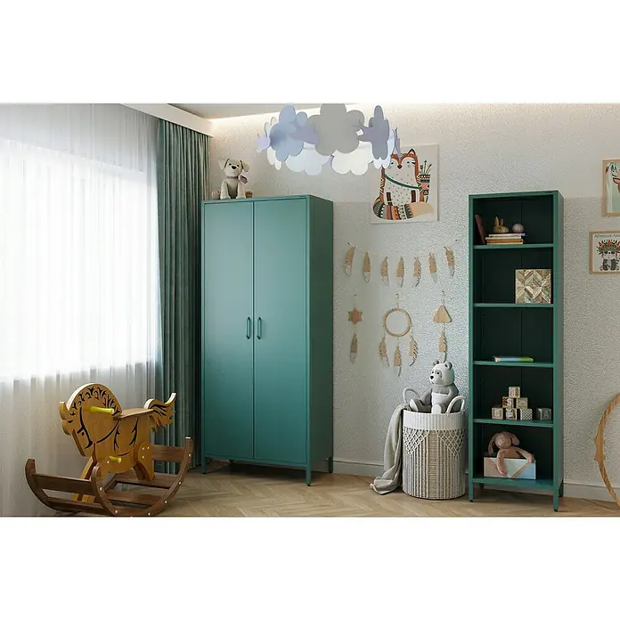 Jan Nowak Bücherregal Mario - B x T x H: 50 x 35 x 180 cm, Meeresgrün - Kinderzimmer mit einem mintgrünen Kleiderschrank, einem Bücherregal und einem Schaukelpferd, die eine gemütliche Atmosphäre schaffen.