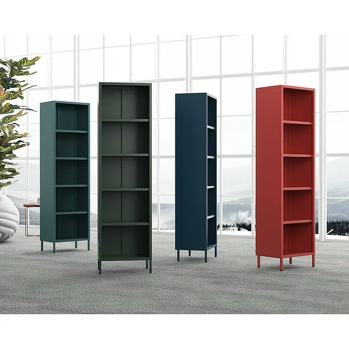 Jan Nowak Bücherregal Mario - B x T x H: 50 x 35 x 180 cm, Dunkelblau - Verschiedenfarbige Bücherregale mit je vier oder fünf Ablagefächern stehen vor Fenstern mit Winterlandschaft.