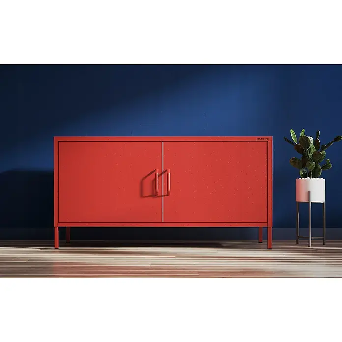 Jan Nowak TV-Schrank Rosa - H x B x T: 59,5 x 115 x 40 cm, Rot - Roter Metallschrank mit zwei Türen auf einem Holzboden, ergänzt durch einen Kaktus. Das Möbelstück ist modern und funktional gestaltet.