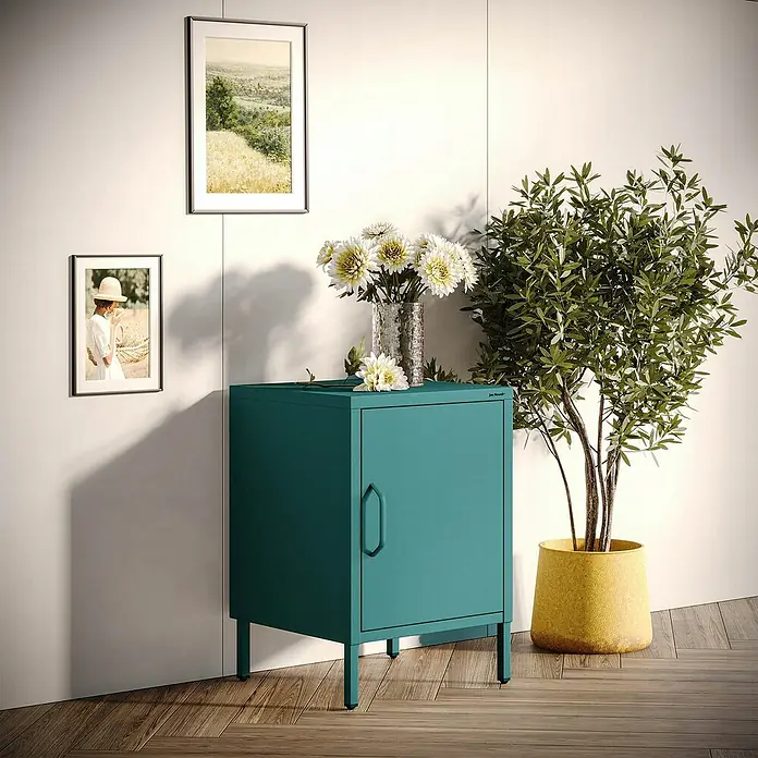 Jan Nowak Nachttisch Mia - L x B x H: 40 x 42,4 x 59,5 cm, Meeresgrün - Stilvoller, petrolfarbener Metallschrank mit minimalistischem Design, ideal als Akzentmöbel in modernem Ambiente. Dekorative Elemente ergänzen das Bild.