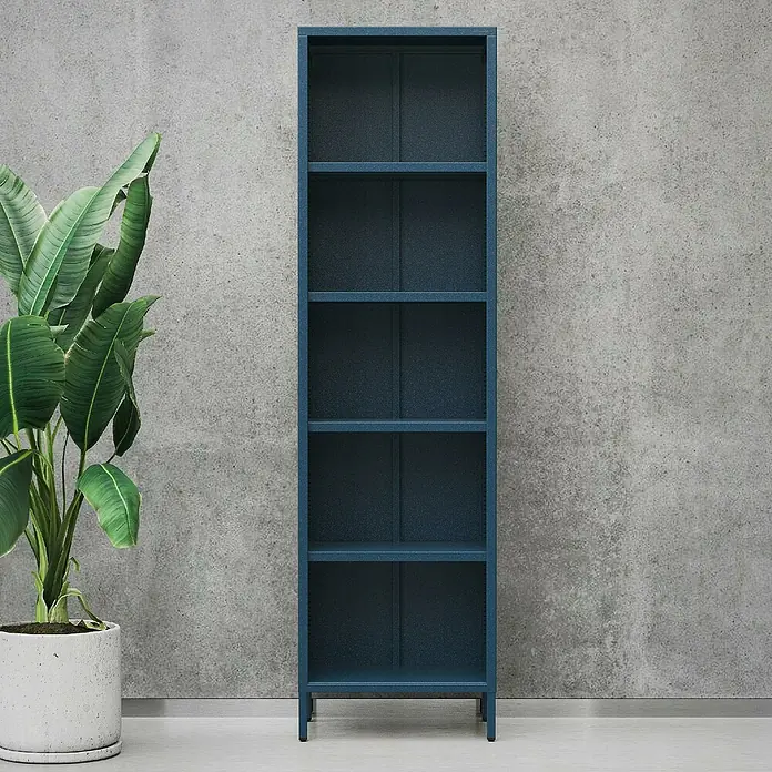 Jan Nowak Bücherregal Mario - B x T x H: 50 x 35 x 180 cm, Dunkelblau - Ein schlankes, marineblaues Bücherregal mit fünf offenen Fächern steht vor einer grauen Wand und bietet stilvollen Stauraum.