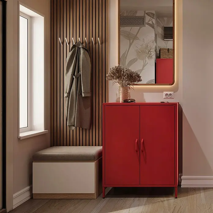 Jan Nowak Kommode Vito - B x T x H: 80 x 40 x 101,5 cm, Rot - Fluransicht mit rotem Schrank, Spiegel und Sitzbank. Die Holzpaneele und der aufgehängte Mantel ergänzen das moderne Design.