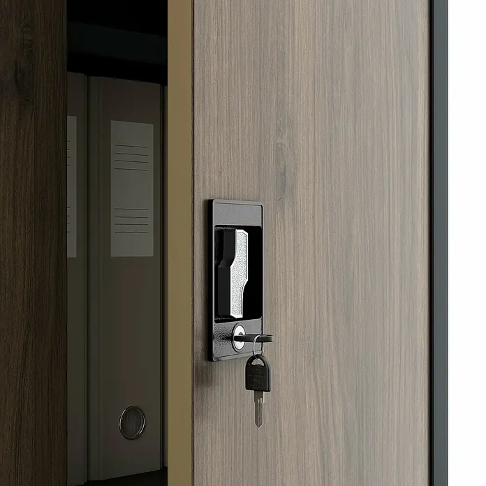 Jan Nowak Aktenschrank Kevin - B x T x H: 90 x 40 x 140 cm, Anthrazit/Nussbaum - Nahaufnahme eines Büroschranks mit Griff und Schlüssel. Der Fokus liegt auf der Funktionalität und Sicherheit des Schranks.