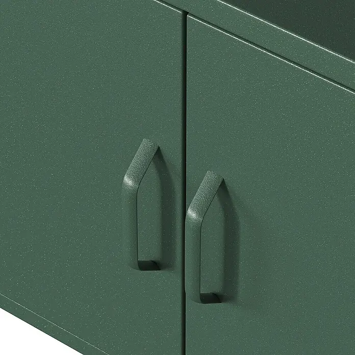 Jan Nowak TV-Schrank Rosa - H x B x T: 59,5 x 115 x 40 cm, Flaschengrün - Detailaufnahme eines grünen Metallschranks mit markanten Griffen, die das robuste Design unterstreichen.