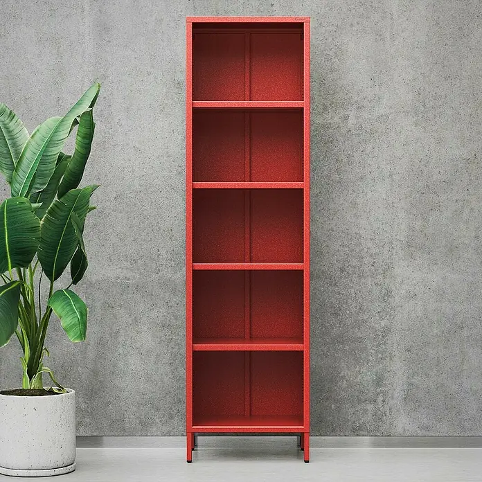 Jan Nowak Bücherregal Mario - B x T x H: 50 x 35 x 180 cm, Rot - Rotes Bücherregal mit fünf Fächern vor einer grauen Betonwand und einer Zimmerpflanze im Topf.