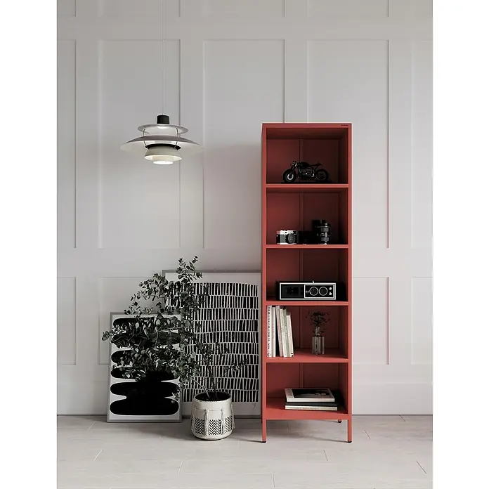 Jan Nowak Bücherregal Mario - B x T x H: 50 x 35 x 180 cm, Rot - Rotes Bücherregal mit fünf Fächern, in denen Bücher und Dekorationsgegenstände stehen, vor einer weißen Wand.