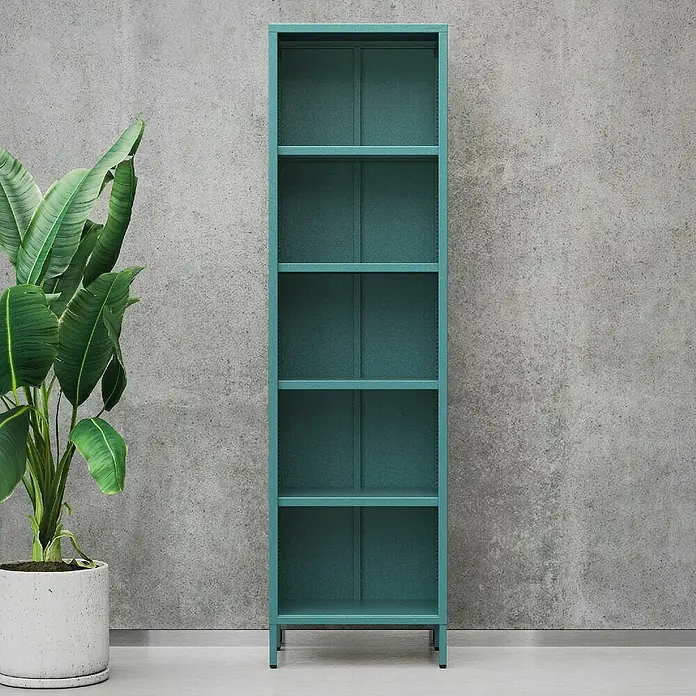 Jan Nowak Bücherregal Mario - B x T x H: 50 x 35 x 180 cm, Meeresgrün - Ein schmaler, türkisgrüner Bücherschrank mit fünf Fächern steht neben einer Pflanze vor einer grauen Wand.