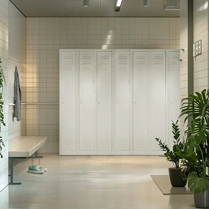 Jan Nowak Spind Kacper II - H x B x T: 180 x 60 x 50 cm, Grau, Anzahl Türen: 2 Stk., Anzahl Fächer: 2 Stk. - Helle Umkleide mit Metallschränken, Sitzbank, Pflanzen und grünen Schuhen. Schlichtes Design für Sport oder Arbeit.