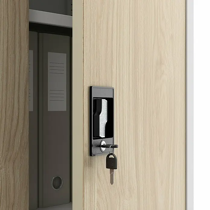 Jan Nowak Aktenschrank Kevin - B x T x H: 90 x 40 x 140 cm, Weiß/Sonoma eiche - Nahaufnahme eines Büroschranks mit Schlüssel im Schloss. Das Holzdesign des Schranks ist gut sichtbar.