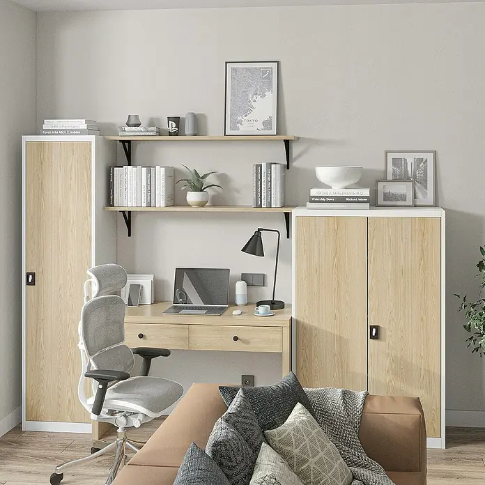 Jan Nowak Aktenschrank Kevin - B x T x H: 90 x 40 x 140 cm, Weiß/Sonoma eiche - Ein moderner Arbeitsbereich mit einem eleganten Schreibtisch, Regalen und einem bequemen Bürostuhl. Ideal für konzentriertes Arbeiten und Lernen.
