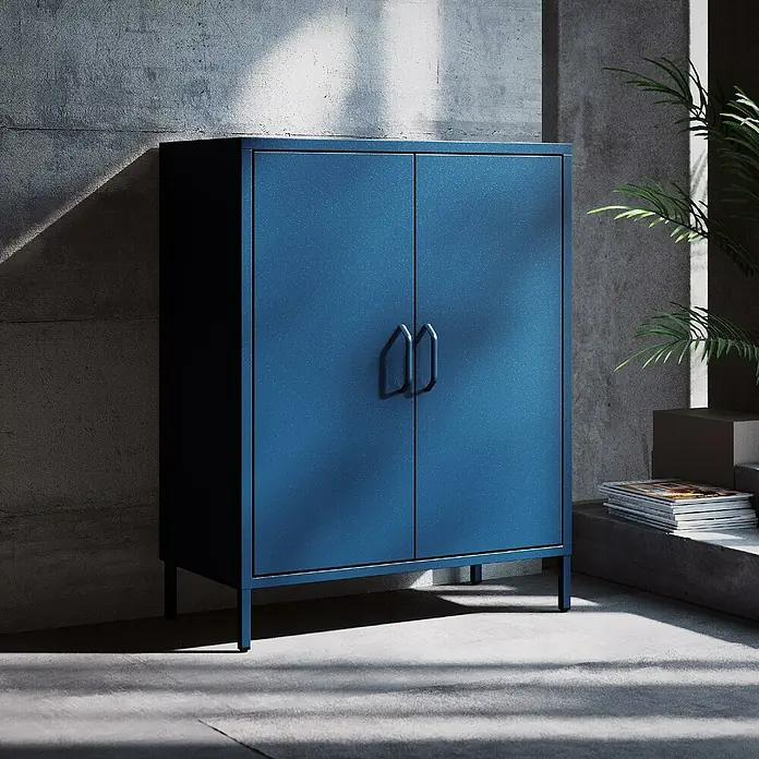 Jan Nowak Kommode Vito - B x T x H: 80 x 40 x 101,5 cm, Dunkelblau - Blauer Metallschrank mit Griffen vor einer Betonwand. Moderne Aufbewahrungslösung für stilvolle Räume.