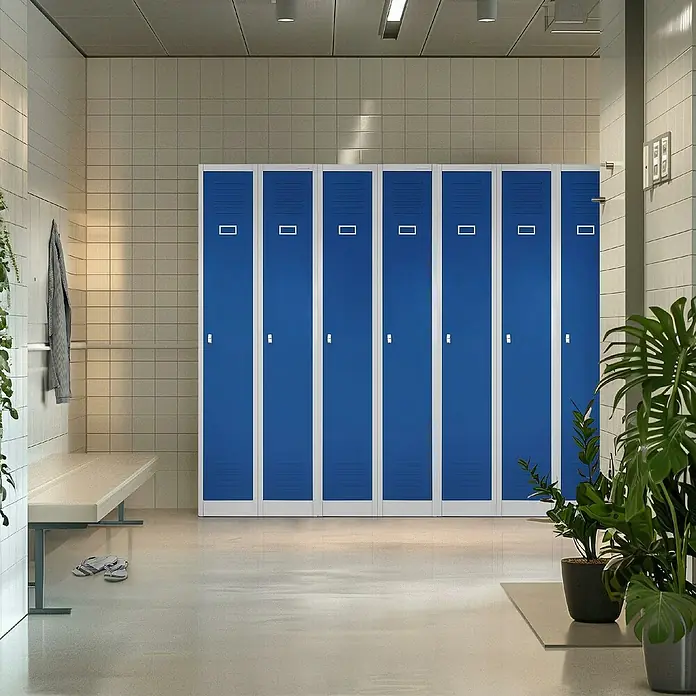 Jan Nowak Spind Kacper II - H x B x T: 180 x 60 x 50 cm, Grau/Blau, Anzahl Türen: 2 Stk., Anzahl Fächer: 2 Stk. - Einblick in einen Umkleideraum mit blauen Schließfächern, einer Bank und Zimmerpflanzen. Die Schließfächer bieten eine sichere Aufbewahrung.