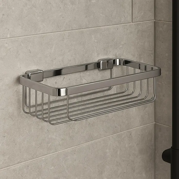 Tesa Cesta de baño AL131MCR - 25 x 12,5 x 9,2 cm, Aluminio, Cromo - Primer plano de una cesta de ducha rectangular cromada montada en una pared de azulejos grises, diseñada para organizar accesorios.