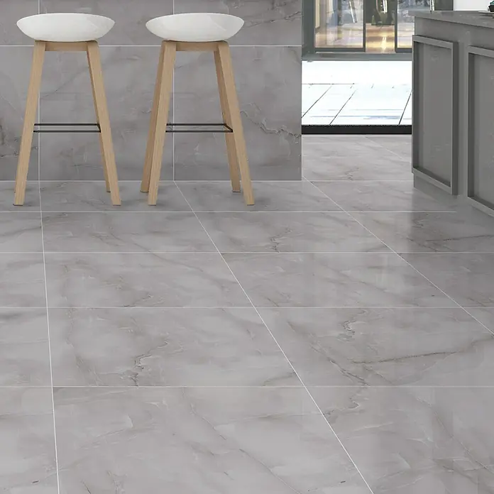 Feinsteinzeugfliese Royal Onyx - 60 x 60 cm, Grau, Glänzend - Das Bild zeigt ein elegantes Interieur mit hellgrauen Bodenfliesen in Marmoroptik, die dem Raum eine moderne und stilvolle Note verleihen.