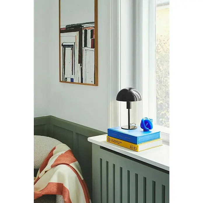 Nordlux Lámpara de sobremesa Ellen mini - 40 W, L x An x Al: 16 x 16 x 25 cm, Negro, E14 - Primer plano de una elegante lámpara de escritorio negra sobre una pila de libros, mostrando diseño moderno y funcionalidad.