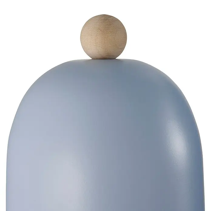 Nordlux Aplique de pared Gaston - 15 W, An x Pr x Al: 11,5 x 19,5 x 19,5 cm, Azul, E27 - Primer plano de una elegante lámpara de mesa con pantalla azul y bola de madera, que irradia un ambiente moderno y acogedor.
