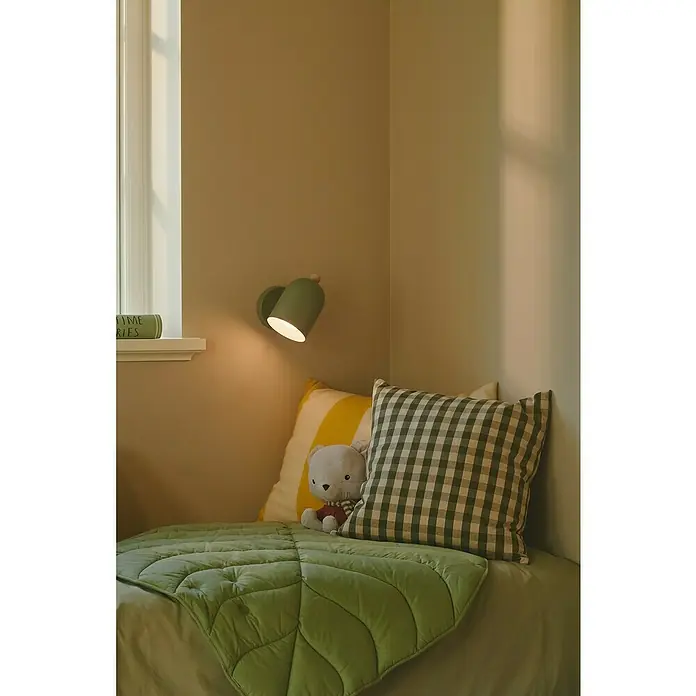 Nordlux Aplique de pared Gaston - 15 W, An x Pr x Al: 11,5 x 19,5 x 19,5 cm, Vered, E27 - Acogedor rincón infantil con un aplique verde, cojines y una manta en forma de hoja para un ambiente agradable.