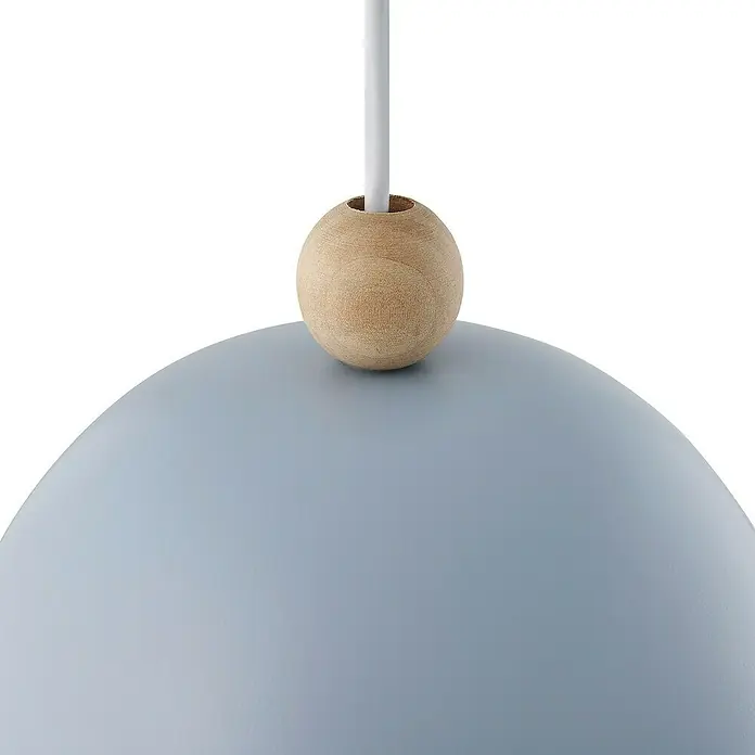 Nordlux Lámpara colgante redonda Gaston - 40 W, Ø x Al: 20 x 24 cm, Azul, E27 - Primer plano de una lámpara colgante azul con detalle de bola de madera. Diseño simple y moderno para iluminación elegante.