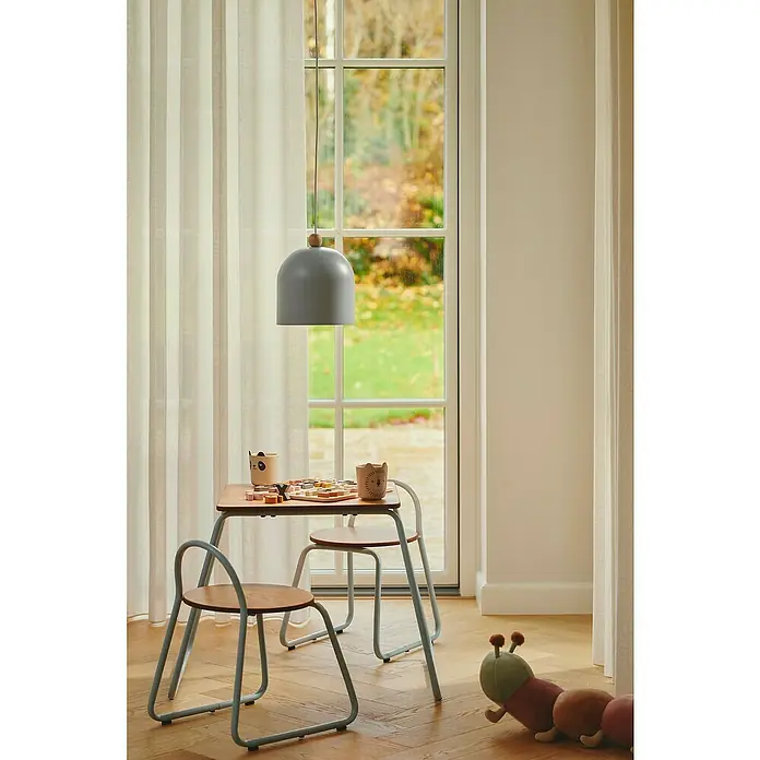 Nordlux Lámpara colgante redonda Gaston - 40 W, Ø x Al: 20 x 24 cm, Azul, E27 - La habitación gris de los niños con una mesa, dos sillas, un juguete y una lámpara colgante gris sobre la mesa.