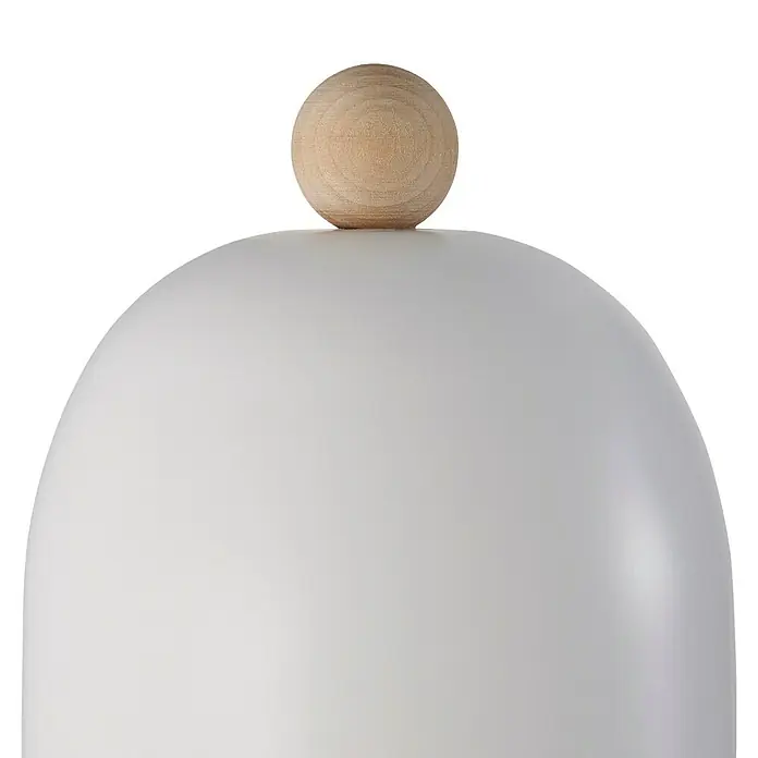 Nordlux Aplique de pared Gaston - 15 W, An x Pr x Al: 11,5 x 19,5 x 19,5 cm, Blanco, E27 - Primer plano de una lámpara blanca con un pomo de madera redondo en la parte superior, mostrando un diseño elegante y minimalista.