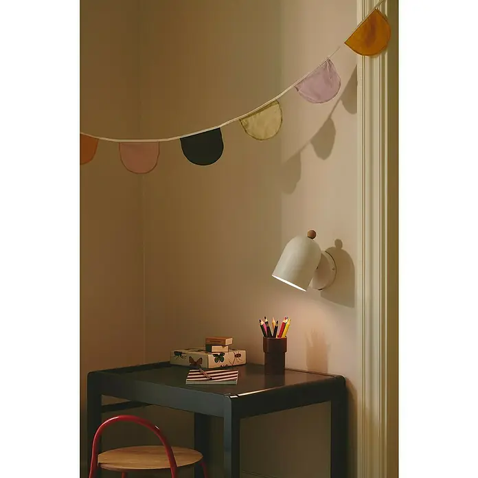 Nordlux Aplique de pared Gaston - 15 W, An x Pr x Al: 11,5 x 19,5 x 19,5 cm, Blanco, E27 - Área de estudio acogedora con lámpara de escritorio, escritorio y silla, decorada con una guirnalda de tela colorida para estimular el aprendizaje.