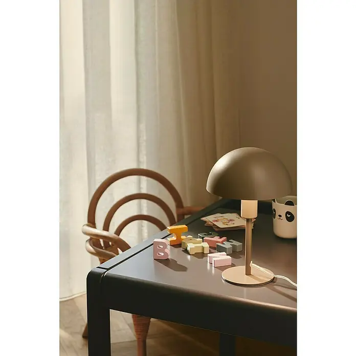 Nordlux Lámpara de sobremesa Ellen mini - 40 W, L x An x Al: 16 x 16 x 25 cm, Marrón, E14 - Primer plano de una lámpara de escritorio sobre un escritorio con letras de madera y una taza, ideal para una habitación infantil.