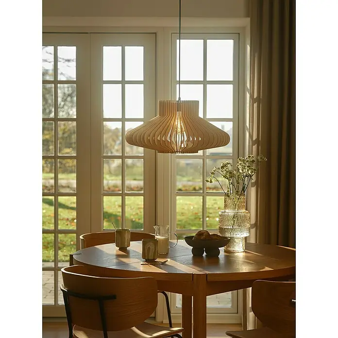 Nordlux Lámpara colgante Manago - 40 W, L x An x Al: 50 x 50 x 25 cm, Marrón, E27 - Elegante lámpara colgante de madera sobre una mesa de comedor. La luz cálida ilumina la habitación y resalta el diseño escandinavo.