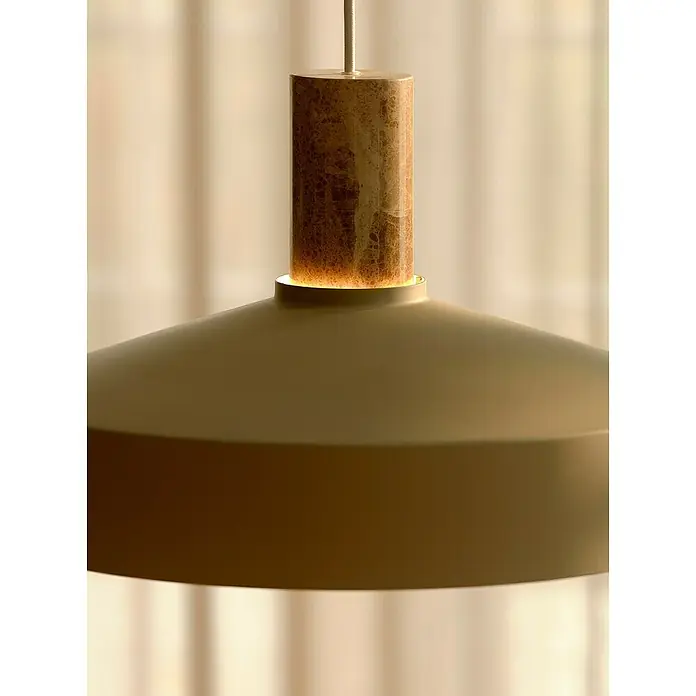 Nordlux Lámpara colgante Elvas - 40 W, L x An x Al: 37,5 x 37,5 x 13 cm, Beige, E27 - Primer plano de una elegante lámpara colgante con una pantalla cilíndrica con efecto mármol y una pantalla sencilla de color beige.