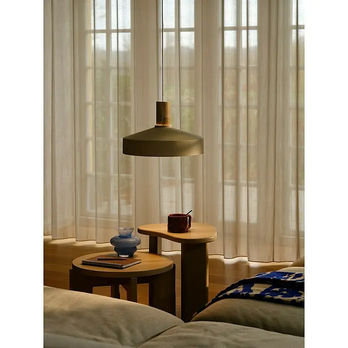 Nordlux Lámpara colgante Elvas - 40 W, L x An x Al: 37,5 x 37,5 x 13 cm, Beige, E27 - Lámpara colgante moderna con pantalla verde oliva y detalle de madera sobre mesas auxiliares con decoración y una taza.