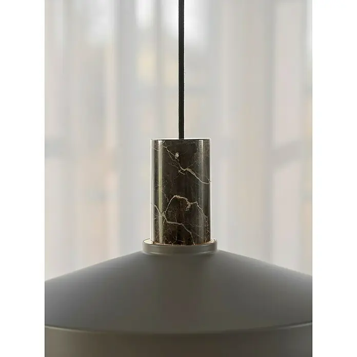 Nordlux Lámpara colgante Elvas - 40 W, L x An x Al: 37,5 x 37,5 x 13 cm, Marrón, E27 - Primer plano de una lámpara colgante gris con un detalle de mármol y cable negro sobre un fondo claro.