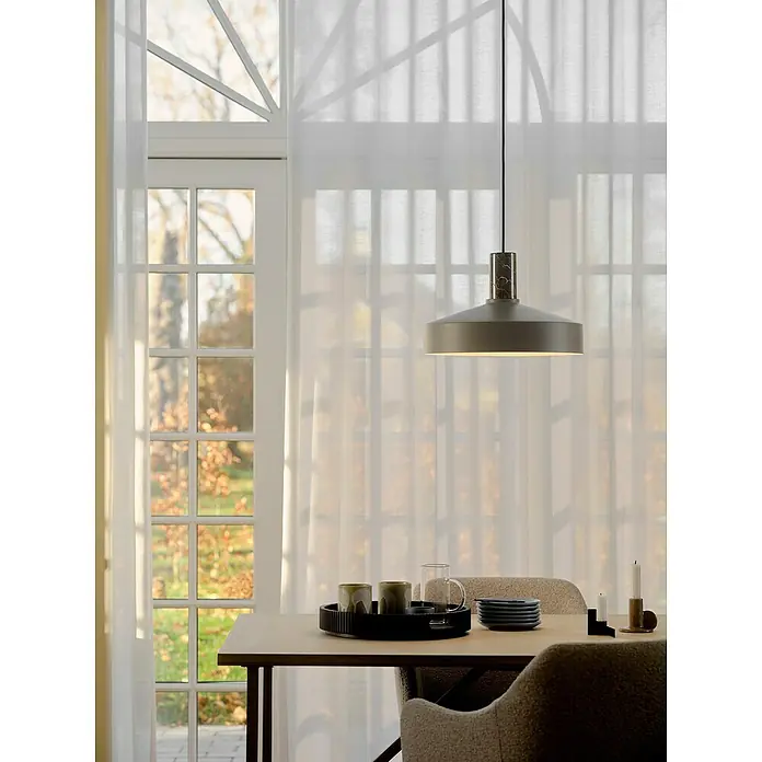 Nordlux Lámpara colgante Elvas - 40 W, L x An x Al: 37,5 x 37,5 x 13 cm, Marrón, E27 - Primer plano de una lámpara colgante moderna sobre una mesa de comedor, que muestra un diseño elegante y una luz cálida en un interior elegante.