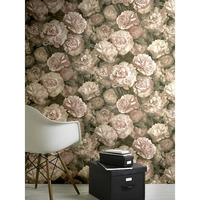 A.S. Création Neue Bude 2.0 ED II Vliestapete Barockrose - Altrosa, Floral, 10,05 x 0,53 m - Nahaufnahme einer Zimmergestaltung mit Blumentapete, einem weißen Stuhl und einer schwarzen Aufbewahrungsbox.