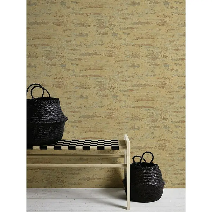 A.S. Création Neue Bude 2.0 ED II Vliestapete Used Ziegel - Terra, Steinoptik, 10,05 x 0,53 m - Zwei schwarze Körbe stehen auf und neben einer hellen Holzbank mit Schachbrettmuster.