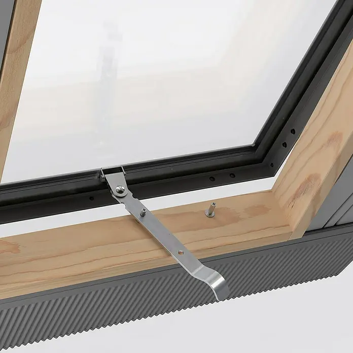 Dachausstieg - 65 x 65 cm, Farbton außen: RAL 7043, Mit Öffnungsbegrenzer - Nahaufnahme eines Dachfensters mit einem Griff aus Metall zum Öffnen und Schließen, eingebettet in eine Holzkonstruktion.