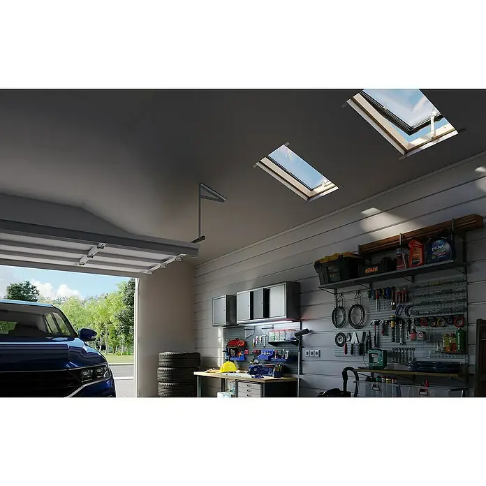 Dachausstieg - 65 x 65 cm, Farbton außen: RAL 7043, Mit Öffnungsbegrenzer - Innenansicht einer Garage mit Werkbank und Werkzeugen, durch die Dachfenster fällt Tageslicht und beleuchtet den Raum.